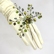 Load image into Gallery viewer, Green bead and Wirework Clip