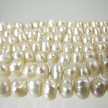 Load image into Gallery viewer, Vintage Pearl and cameo Bracelet